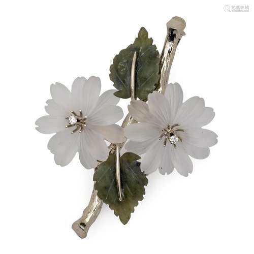 14kt white gold brooch with floral motif