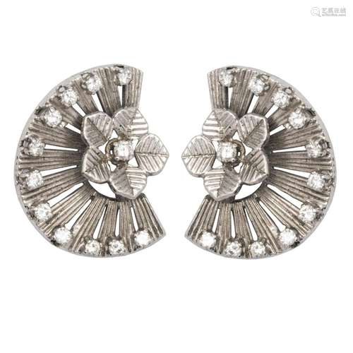 18kt white gold and diamonds Fan lobe earrings