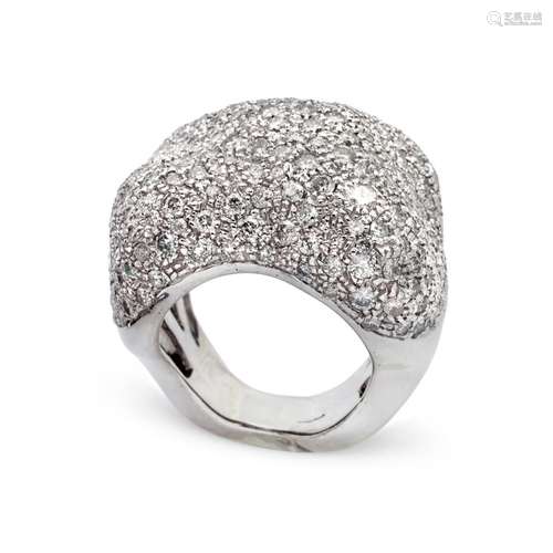 18kt white gold and diamond ring