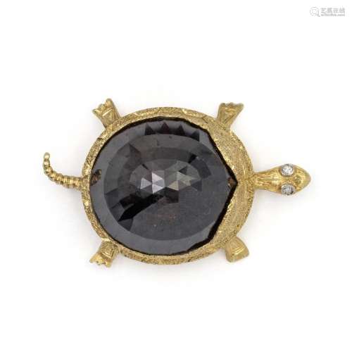 Turtle shaped brooch in 18kt yellow gold with garnet