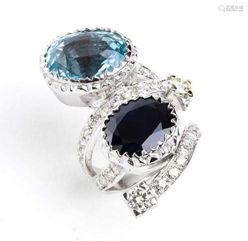 Contrary gold ring with aquamarine sapphire and diamond