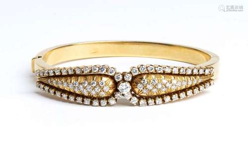 Yellow gold and diamond rigid circle bracelet