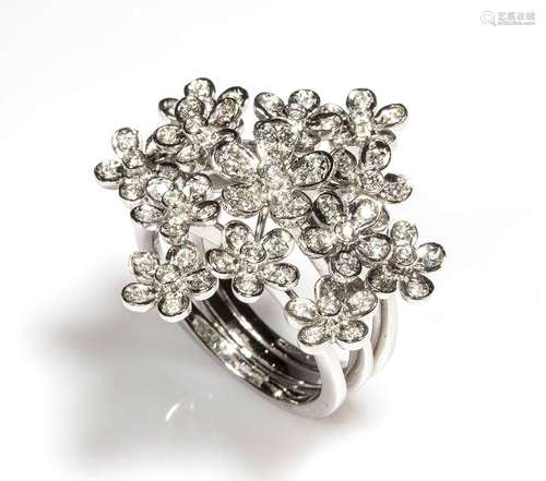 Tremblant flower motif diamond gold ring