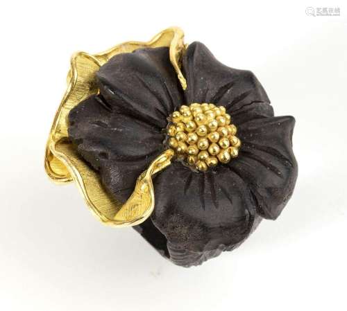 Jet gold ring featuring a flower