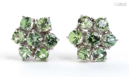 Pair of flower earrings in gold and green tourmalines