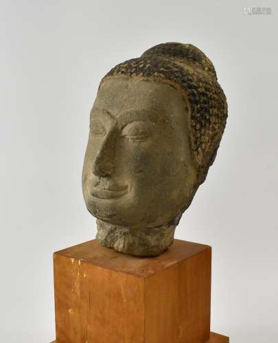 Kopf eines laechelnden Buddhas.