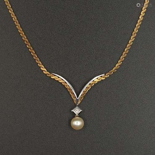 Goldenes Collier mit Perlpendeloque