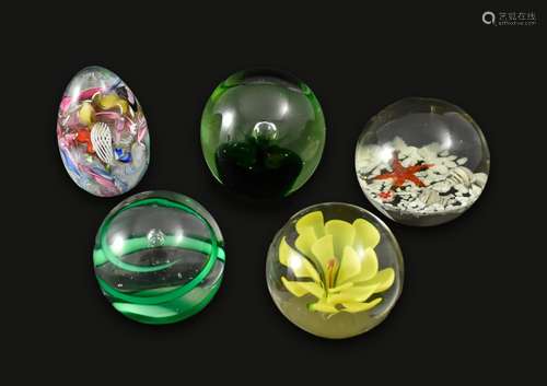 Konvolut von fuenf Paperweights