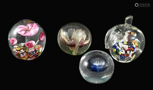 Konvolut von vier Paperweights