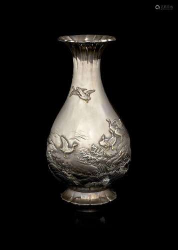 VASE EN ARGENT Japon, époque Meiji (1868-1912)