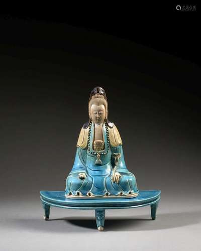 STATUETTE DE GUANYIN EN BISCUIT ÉMAILLÉ TURQUOISE, JAUNE ET ...