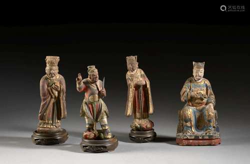 QUATRE STATUETTES DE DIGNITAIRES EN BOIS LAQUÉ Chine, XVIIe ...