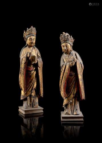 DEUX STATUETTES DE BODHISATTVA EN BOIS LAQUÉ OR Chine, début...