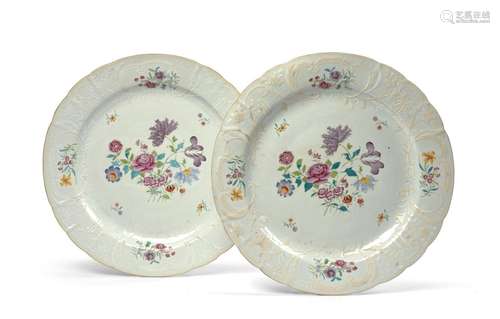 PAIRE DE GRANDS PLATS EN PORCELAINE FAMILLE ROSE ET DÉCOR BI...