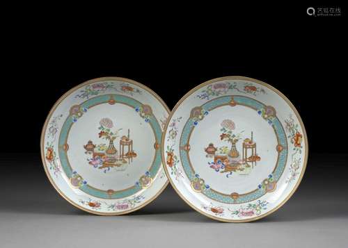 PAIRE DE PETITS PLATS CREUX EN PORCELAINE FAMILLE ROSE ET DÉ...