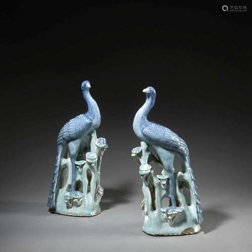 PAIRE DE PAONS EN PORCELAINE BLEU BLANC ET CELADON Chine, dy...