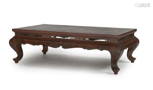 TABLE BASSE EN BOIS LAQUÉ ROUGE ET VERT, Chine, XVIIe siècle...