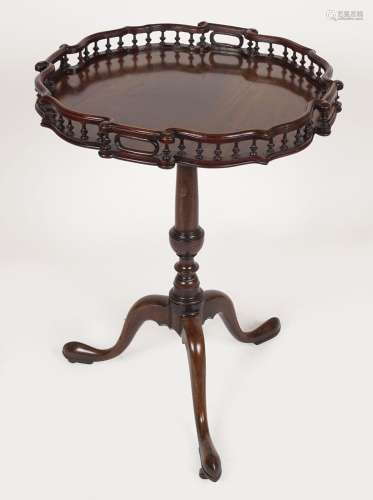 SMALL 18TH-CENTURY CHIPPENDALE TEA TABLE