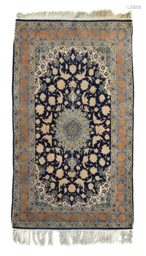 Tapis Ispahan en laine avec soie, Iran, 3ème quart du XXe s....