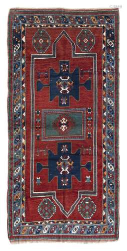 Tapis Kazakh, Caucase, 1ère moitié du XXe s., à trois médail...