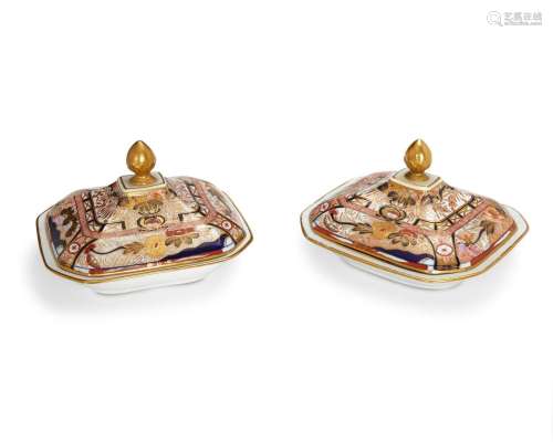 A pair of Japanese Imari porcelain lidded dishes