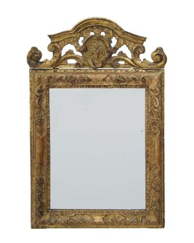 Miroir, XVIIIe s., en bois sculpté et doré, fronton ajouré, ...