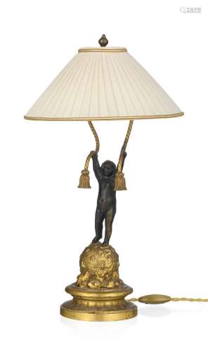 Lampe, début XXe s., en bronze doré et patiné figurant un pu...
