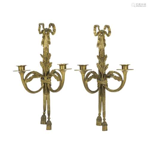 Paire d`appliques de style Louis XVI, début XXe s., en bronz...