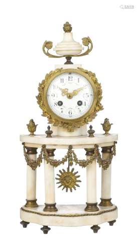 Pendule portique de style Louis XVI, XIXe s., en marbre blan...