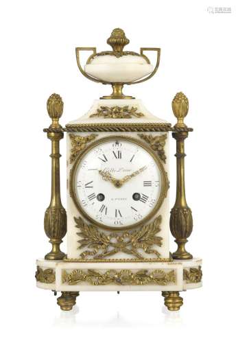 Pendule borne de style Louis XVI, XIXe s., en marbre blanc e...