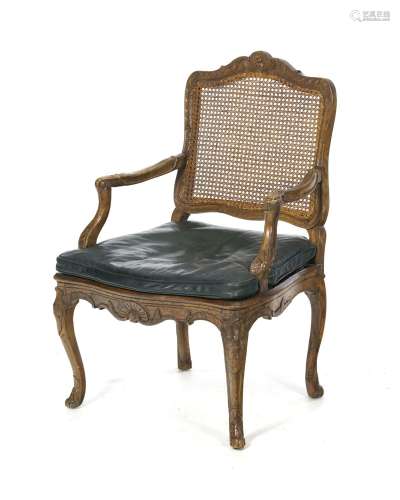 Fauteuil d`époque Régence, en noyer mouluré et sculpté, assi...