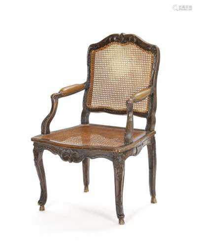 Fauteuil d`époque Régence, en bois naturel sculpté et cannag...