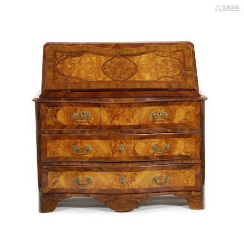 Commode-scriban, XVIIIe s., en placage de noyer et loupe de ...