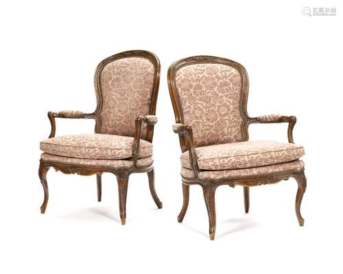 Paire de fauteuils d`époque Louis XV, en hêtre mouluré sculp...