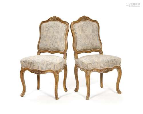 Paire de chaises d`époque Louis XV, en bois naturel mouluré ...