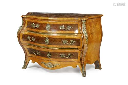 Commode, XVIIIe s., en placage de palissandre, bois fruitier...