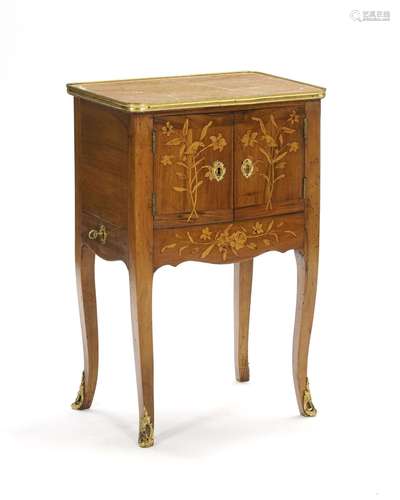 Table de salon de style Louis XV, XIXe s., en placage de noy...