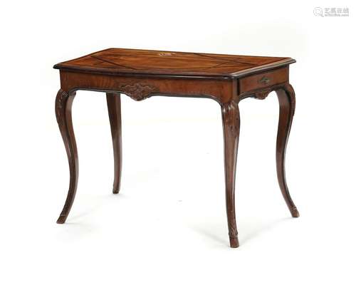 Table de salon, XVIIIe s., en noyer, placage de noyer et mar...