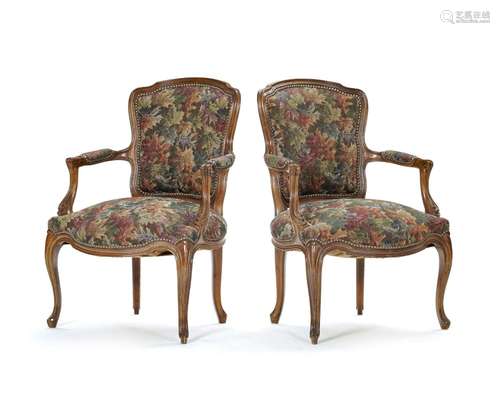 Paire de fauteuils de style Louis XV, XIXe s., en noyer moul...