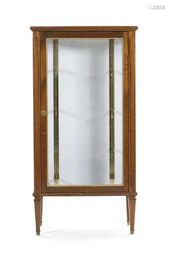 Vitrine de style Louis XVI, XXe s., en bois teinté acajou, o...