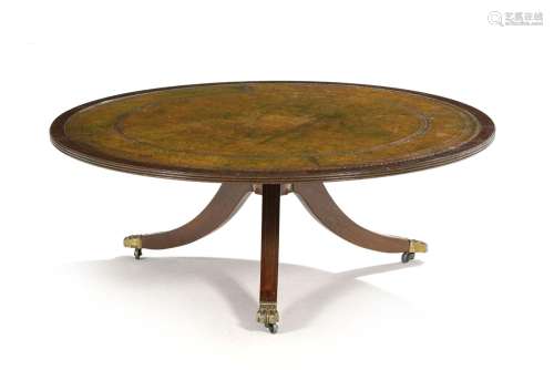 Table basse de style Regency, XXe s., en acajou, placage d`a...