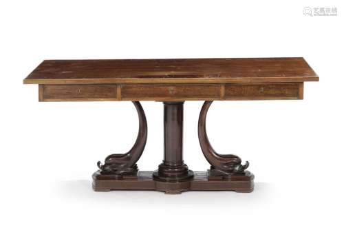 Grande table de salon, probablement Angleterre, fin XIXe s.,...