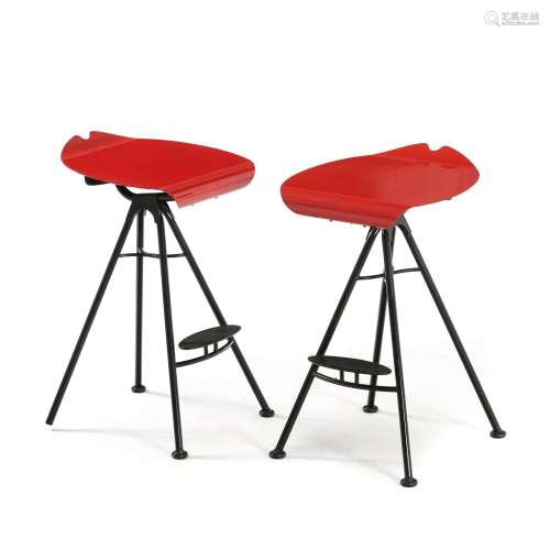 Paire de chaises de bar, XXIe s., en aluminium teinté rouge ...