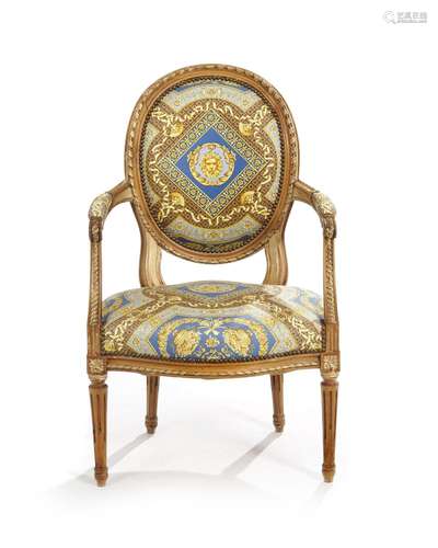 Fauteuil de style Louis XVI, XIXe s., en hêtre sculpté et pa...