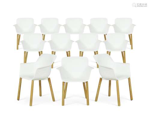 Suite de 12 fauteuils Lavenham Executive par Patricia Urquio...