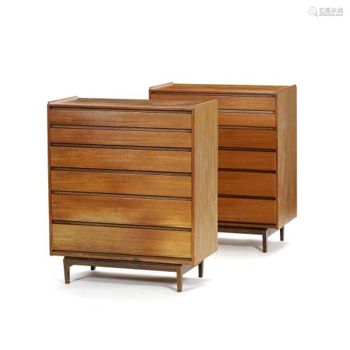 Paire de commodes, Scandinavie, circa 1960, en teck, ouvrant...