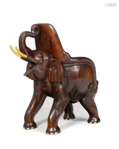 Fauteuil, XXe s., en acajou sculpté figurant un éléphant la ...