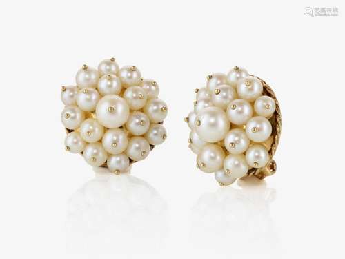 A pair of ear clips decorated with cultured pearls - Italy, ...