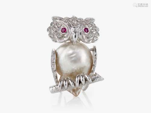 An ``owl`` as pendant or brooch decorated with brilliant-cut...