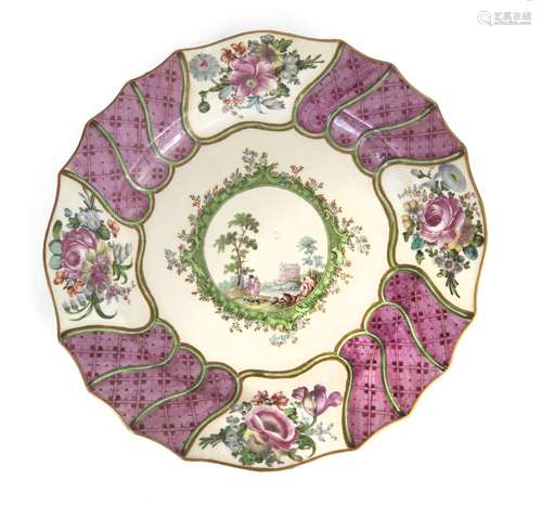 Plat en porcelaine chantournée à cotes torses polychrome de ...